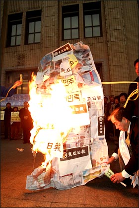 지난 2005년 3월 17일 오후 동아투위 위원들이 광화문 일민미술관(구 동아일보 사옥) 앞에서 해직언론인들의 민주화운동인정 및 원상회복을 촉구하며 '동아일보 화형식'을 치르고 있다.
 